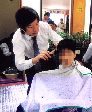 ‘사랑의 가위손 15년’ 장애인`어르신 7천 명 이발 봉사