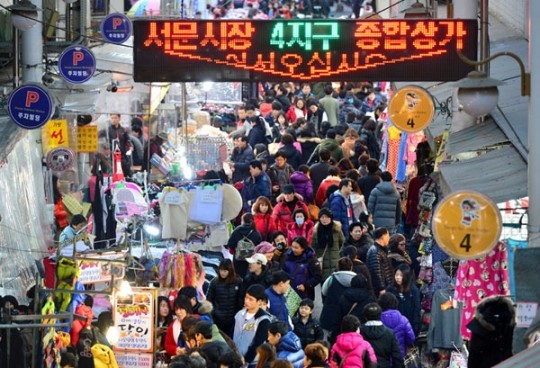 [포토뉴스] 설 준비도 설레요…붐비는 서문시장