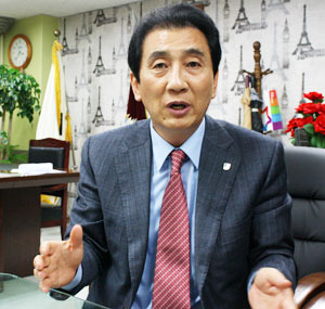 젊은이·외국인 서문 야시장 먹자골목…김영오 서문시장 상가연합회장
