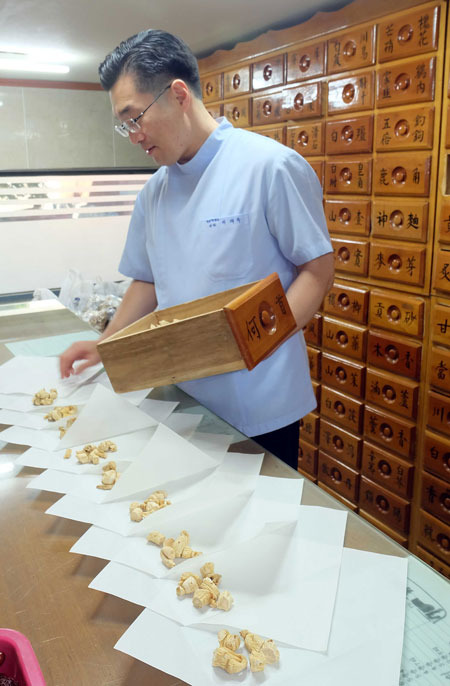 홍삼·비타민 등 건강보조식품 홍수…한약 수요 줄어