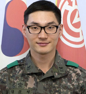 훈련병 살리려…김중사 가슴으로 막았다