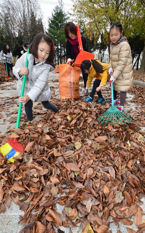 깔끔하게 치워버린 거리의 만추…성서산단 일대 클린 로드 행사