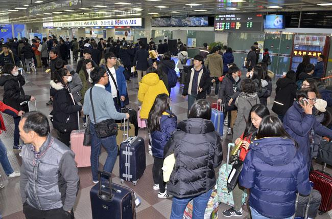 대구공항 가득 메운 여행객들
