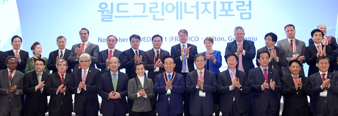 중앙집중형 화석연료서 지방분권형 청정에너지로 전환해야