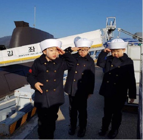 삼둥이, 해군 복장으로 경례 김좌진 장군 후손 눈길