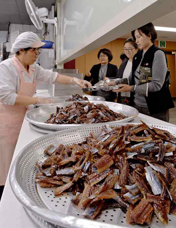 포항경제 살릴 효자 과메기, 대구시청 구내식당에 등장