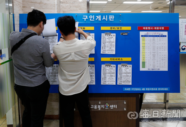 [포토뉴스] 일자리잡고(JobGO) 데이…일자리 찾는 구직자들