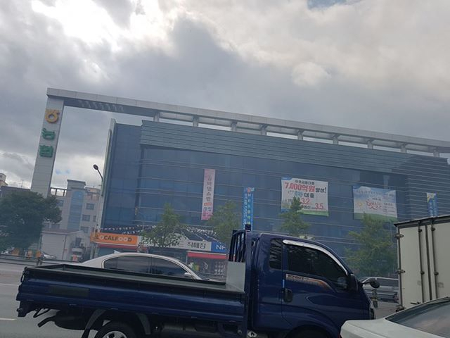 [속보] 24일 오전 대구 성서네거리~갈산네거리 대구은행 뒤편 화재 발생…지하철 2호선 이곡역 인근 도로 연기 가득 뒤덮어