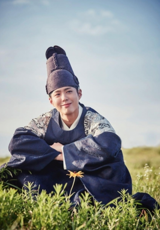 추석 명절 한복이 제일 잘 어울리는  1위 박보검, 2위 강다니엘, 3위 BTS 뷔