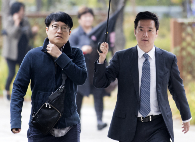 [현장사진] 윤서인, 김세의 백남기 유족 명예훼손 기소 선고공판 출석…네티즌들 