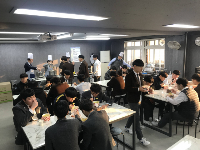 아침 거르는 학생 위해 무료 급식 제공하는 경상공고