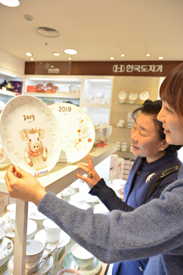 2019년 복돼지 달력 접시 구경오세요