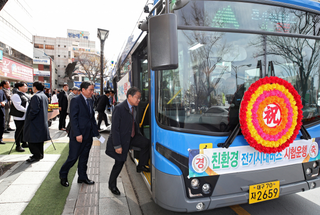 [포토뉴스] 대구 전기 시내버스 시험운행…25일부터 노선 투입