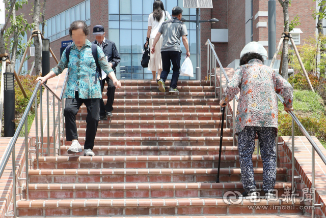 [포토뉴스] 계명대 동산병원(성서)·약국 건물 연결 계단 불편 …엘리베이터 설치키로