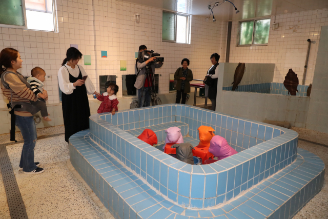 농촌 대중목욕탕, 청년 예술 작가들의 전시장으로