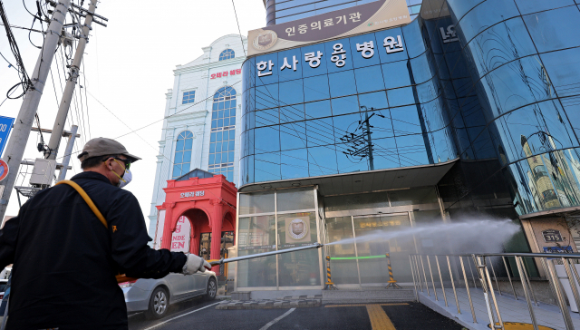 [사설] 한사랑요양병원 무더기 확진…소규모집단 확산 막아야