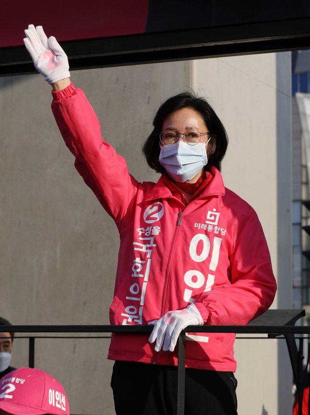 [포토뉴스] 미래통합당 대구 수성을 이인선 후보...두산오거리 출근인사