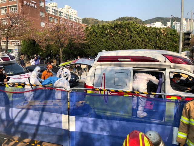 [속보] 부산소방 하수도 맨홀 작업 중 3명  가스 질식에 모두 사망