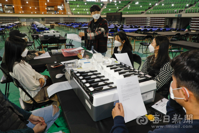 [포토뉴스] 개표장에서 투표용지 분류기 점검하는 대구시선관위 직원들