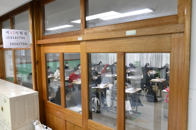 [영상] 2021 수능 국어, 다소 쉬운 편이었다는 분석이 다수