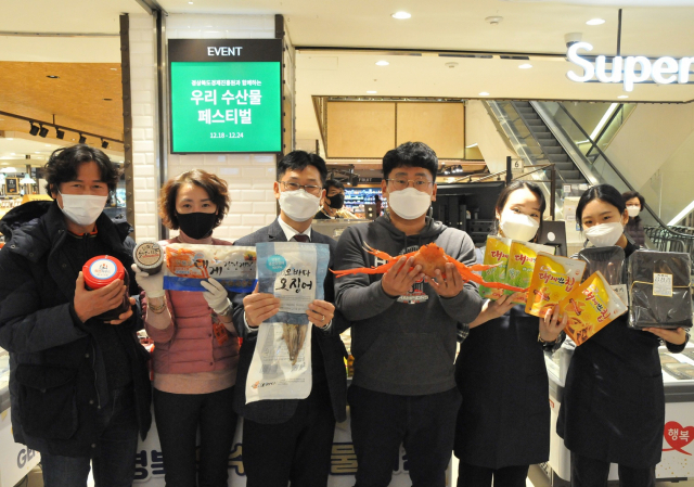 [포토뉴스] 붉은 대게 5마리 4만원, 즉석에서 쪄드려요