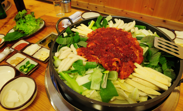 [新팔도명물] 맛있게 볶아서~원조 맛 한 쌈!…춘천 닭갈비