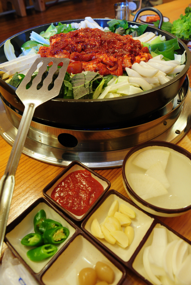 [新팔도명물] 맛있게 볶아서~원조 맛 한 쌈!…춘천 닭갈비
