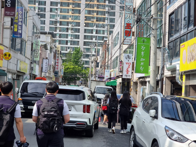 좁은 도로·불법주차·통행 차량…구암초교 통학길 아찔