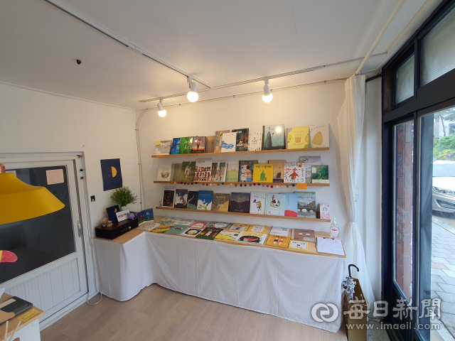 [문득 동네책방] <25>문경 그림책방 반달책방
