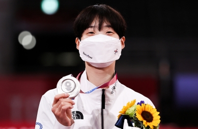 잘 싸웠다…이다빈 은메달, 대한민국 태권도 첫 銀