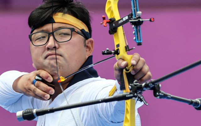 텐텐텐 김우진, 남자 양궁 개인전 8강 진출…10점만 9발