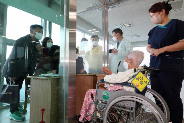 모두 늙는다, 결국은 미래 내 모습…요양병원 제도적 보완책 주문