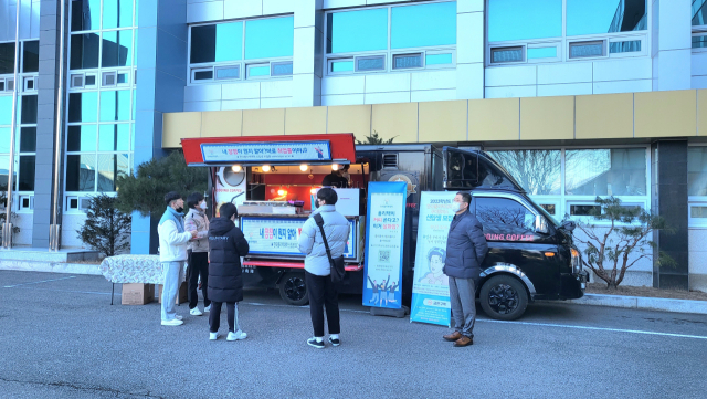 구미 폴리텍대학, 제1회 기능사 응시생에게 커피차 응원 이벤트