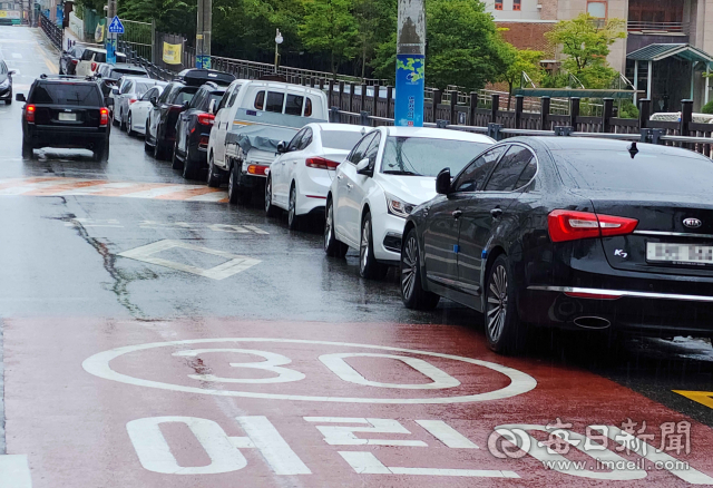 초등학교 정문 북적이는 차량…스쿨존 주정차 금지 2년 무색