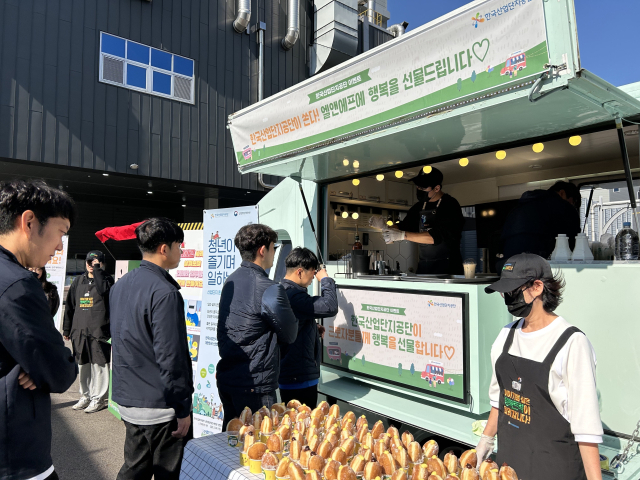 산단공 대구본부 행복트럭 엘앤에프 국가산업단지 공장 찾아 근로자 격려