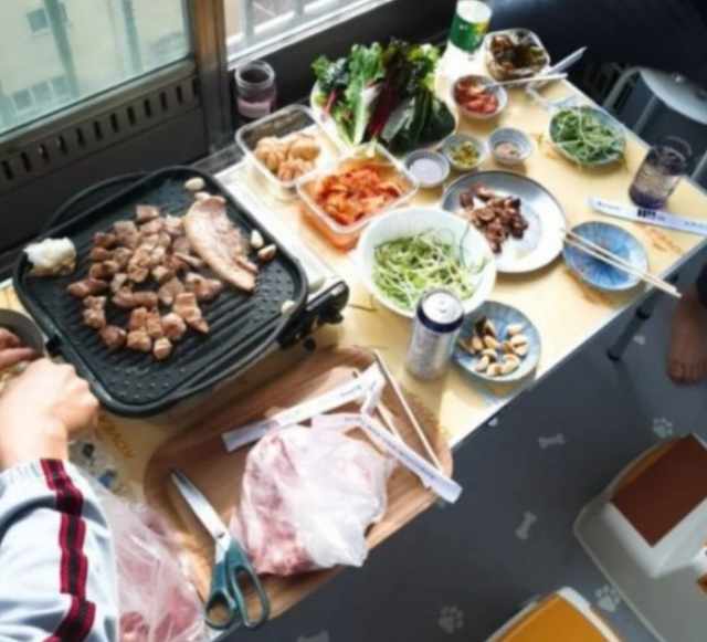 아파트 베란다서 고기도 못 굽나…민폐일까 아닐까