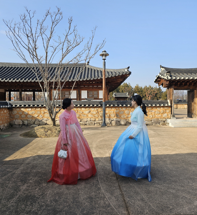 조선시대 고풍 흐르는 상주 경상감영공원 관람객 위해 무료 한복 대여