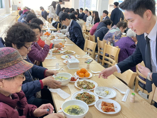 농협구미교육원, 신규직원 직무교육 수료식에 마을 어르신 초대