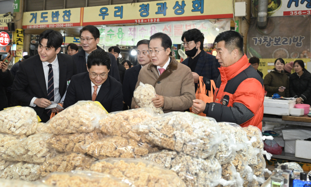 홍준표 대구시장, 팔달시장서 설명절 장보기
