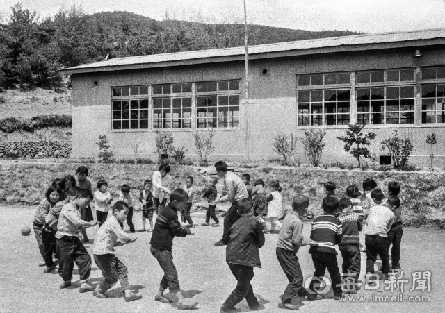 [김태형의 찰나의 순간 역사적 기록] <15> 아! 선생님…1969년 지산국민학교 범물분교