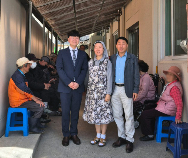 안동청과 권민성 대표, 요셉의집 지붕 보수비용 지원해