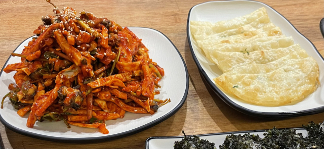 [임터뷰] 대구 무침회와 납작만두 환상조합, 어떻게 탄생했을까?