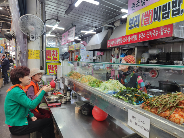 김밥 한줄 먹기도 겁 난다…지난달 김밥값, 비빔밥값 또 올라