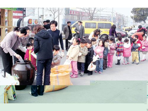 쌀로 채우는 나눔의 情