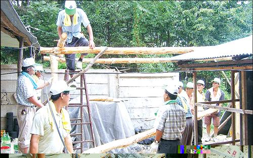 ‘뚝딱’사랑의 망치소리