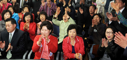 ˝축배의 잔 듭시다˝