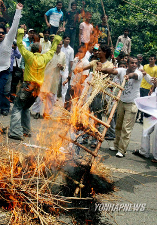 INDIA PETROLEUM PRICE PROTEST