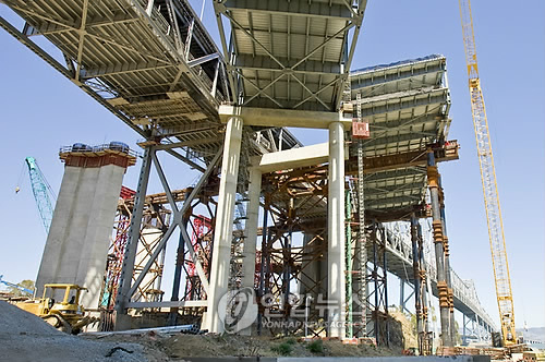 USA  CALIFORNIA BAY BRIDGE RETROFIT