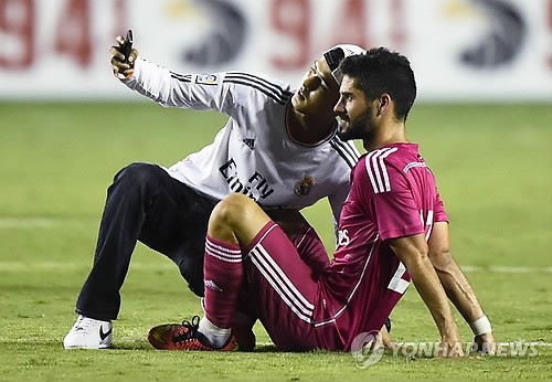 친절한 이스코 '난입한 팬과 인증샷'