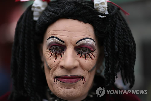 스타일이 좀 특이하죠? 英 고스 축제